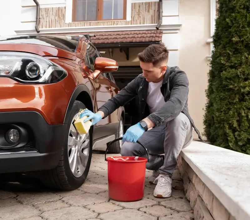 Lavage auto à domicile Rilhac-Lastours : professionnel intervenant sur un véhicule